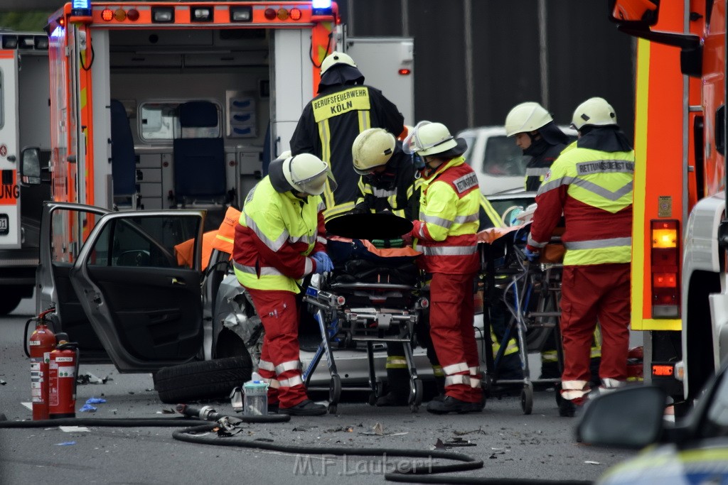 VU Auffahrunfall A 3 Rich Oberhausen kurz vor AS Koeln Dellbrueck P058.JPG - Miklos Laubert